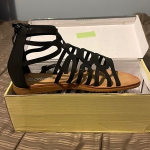 7 1/2 Womens Forever comfort black caged sandals